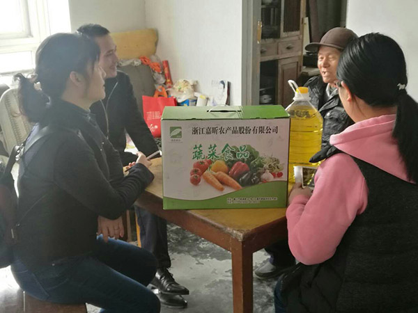 201703党员志愿服务=慰问社区困难群众.jpg