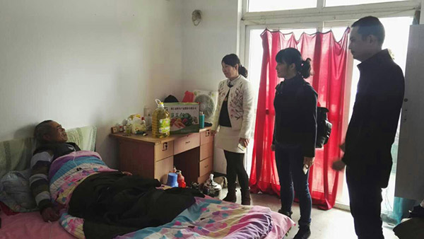 201703党员志愿服务=慰问社区困难群众1.jpg