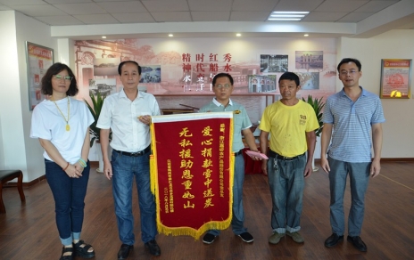 心中的爱用行动表达，希望的灯有你我点亮