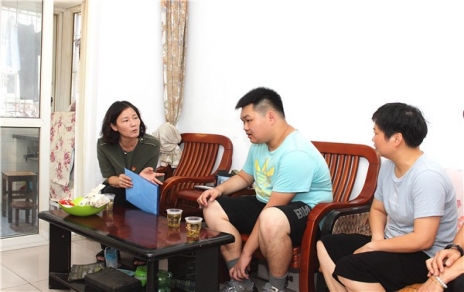 结对社区困难家庭，持续开展资助助学