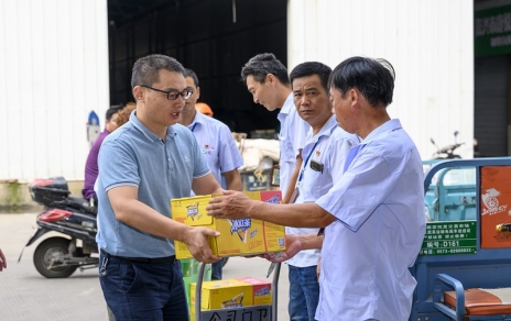 嘉兴市财贸工会主席陈云建到金鼎国际农产品公司慰问基层员工