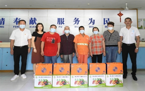 浓情慰问迎中秋 关爱帮困暖人心